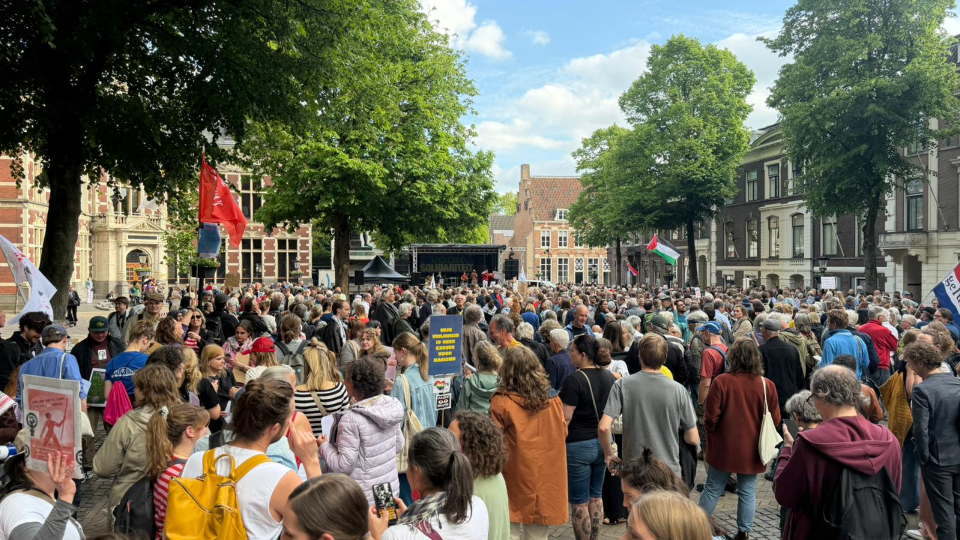 Duizenden mensen protesteren tegen geweld rondom asielzoekerscentra op Utrechtse Domplein