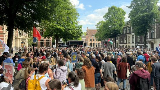 Duizenden mensen protesteren op Utrechtse Domplein tegen geweld rondom asielzoekerscentra Home
