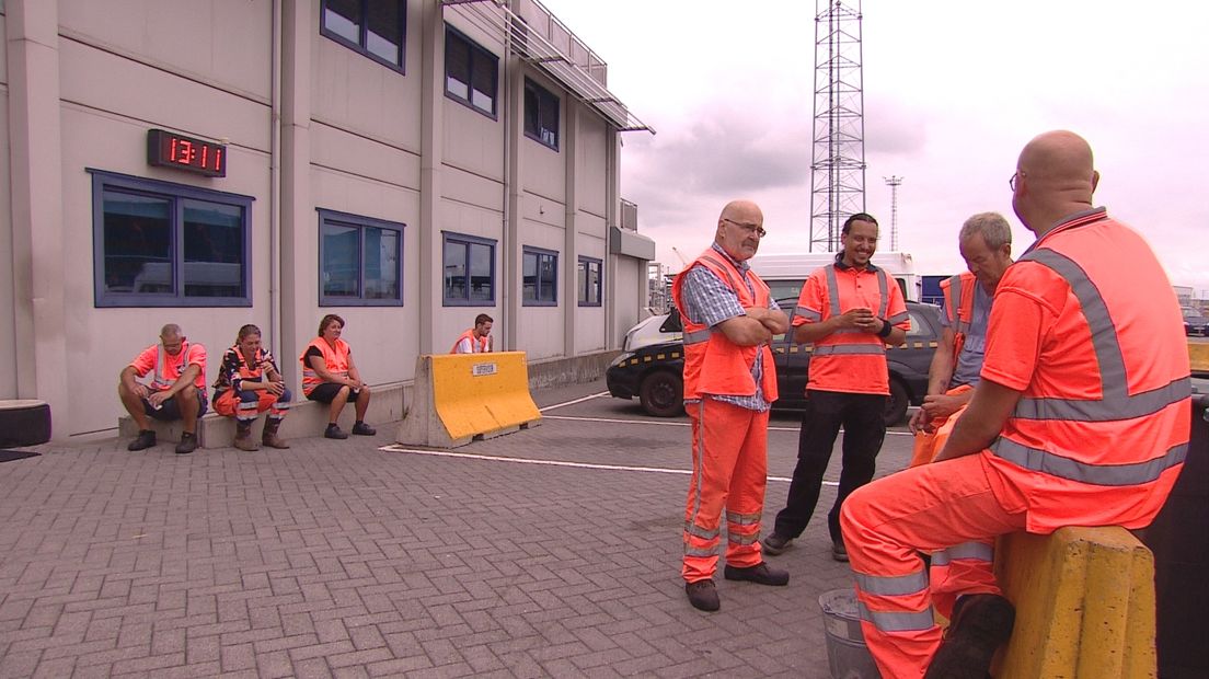 Werknemers Cobelfret in de haven van Vlissingen-Oost