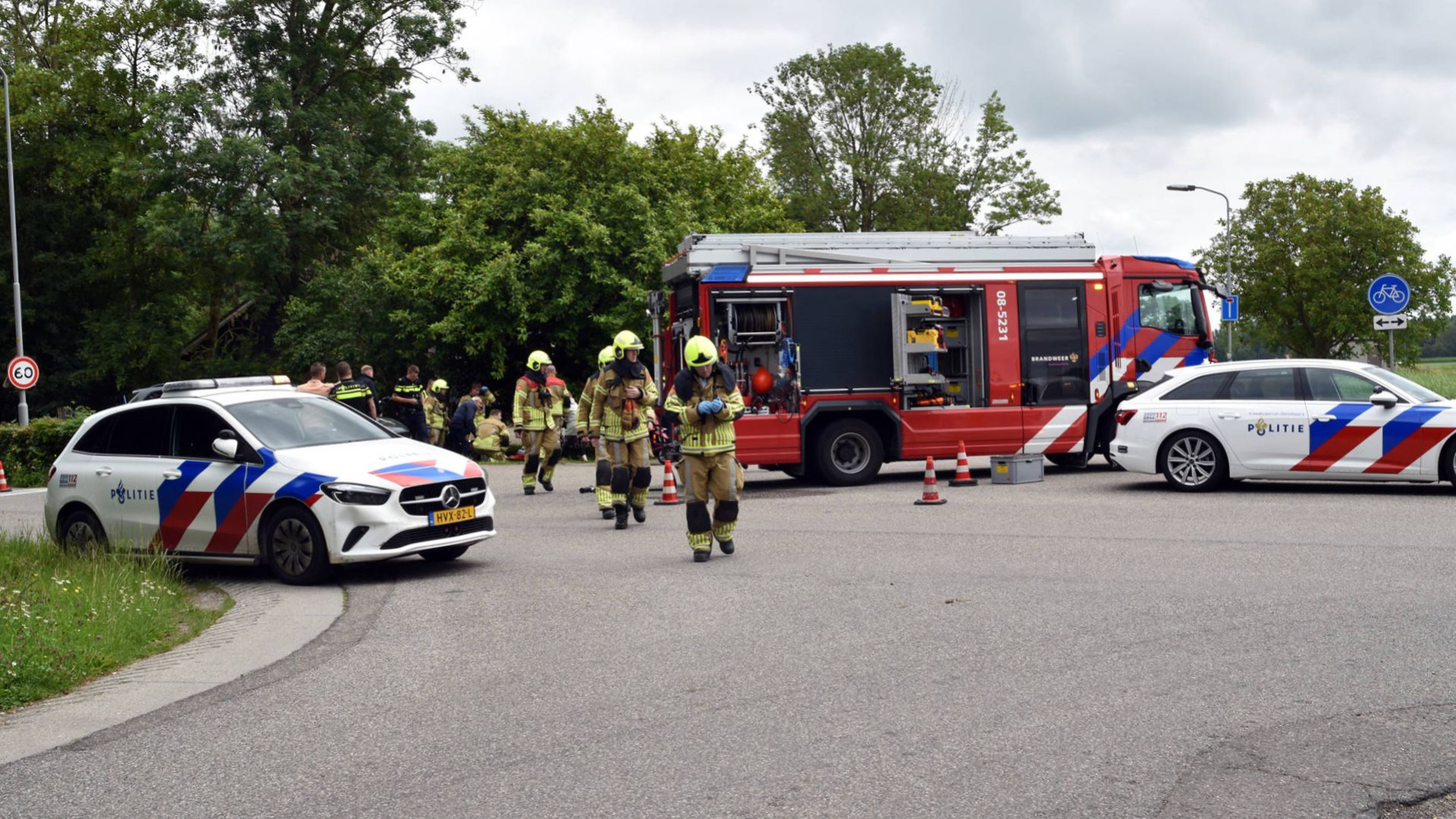 Voorbijganger redt oudere vrouw uit sloot