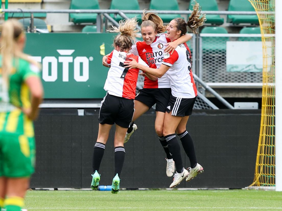 De Feyenoord Vrouwen vieren hun eerste officiële competitiegoal bij ADO Den Haag