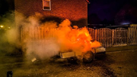 Man uit brandend appartement gered • woonwagen brandt volledig uit