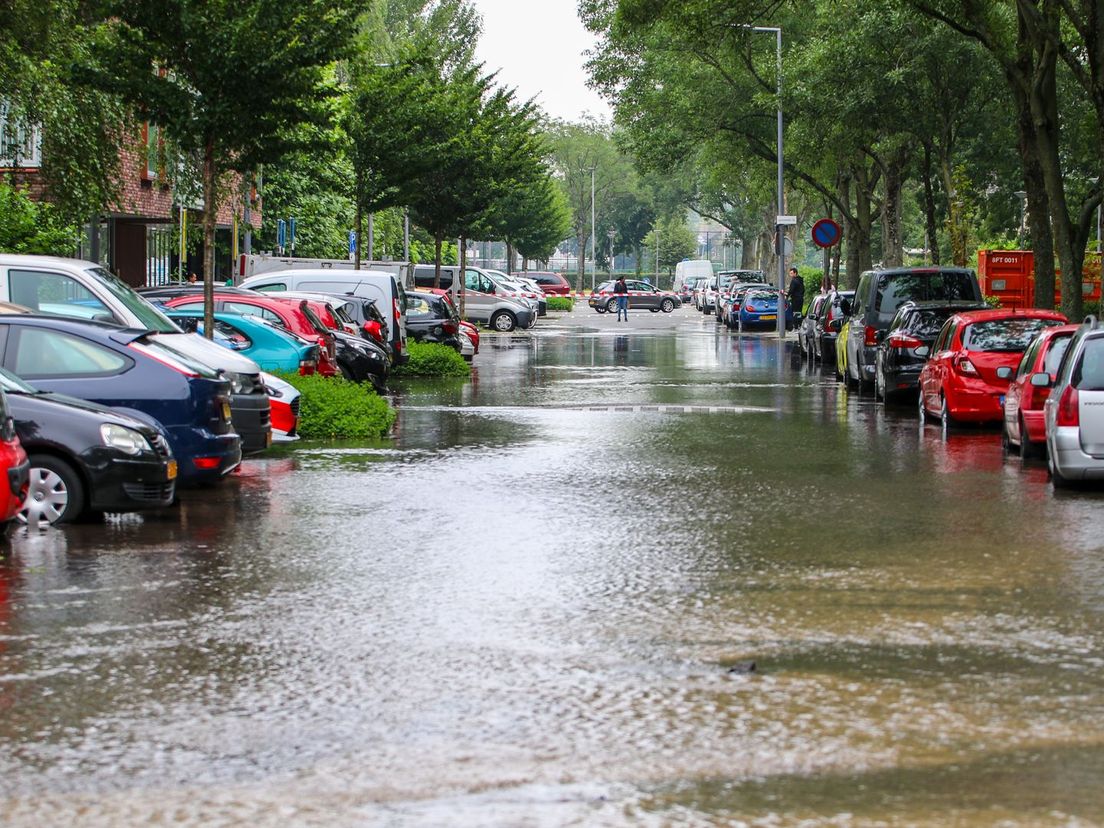 Wateroverlast in Rotterdam-Prinsenland, zeker 3 straten staan blank