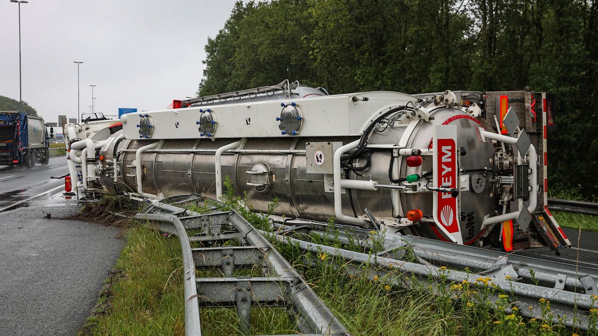 Vrachtwagen gekanteld op toerit N31 bij Drachten, weg in de richting van Leeuwarden dicht
