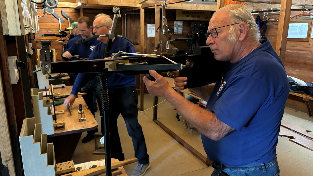 Friezen trainen met passie voor het NK kruisboogschieten: 