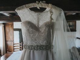 Bruid in paniek: onbekende man neemt dag voor bruiloft trouwjurk mee