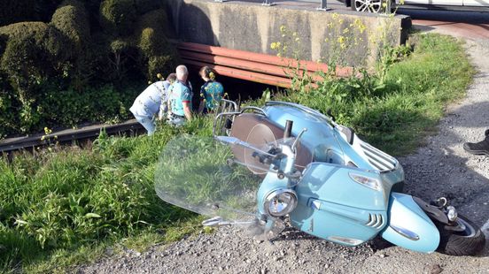 Scooterrijder belandt in sloot