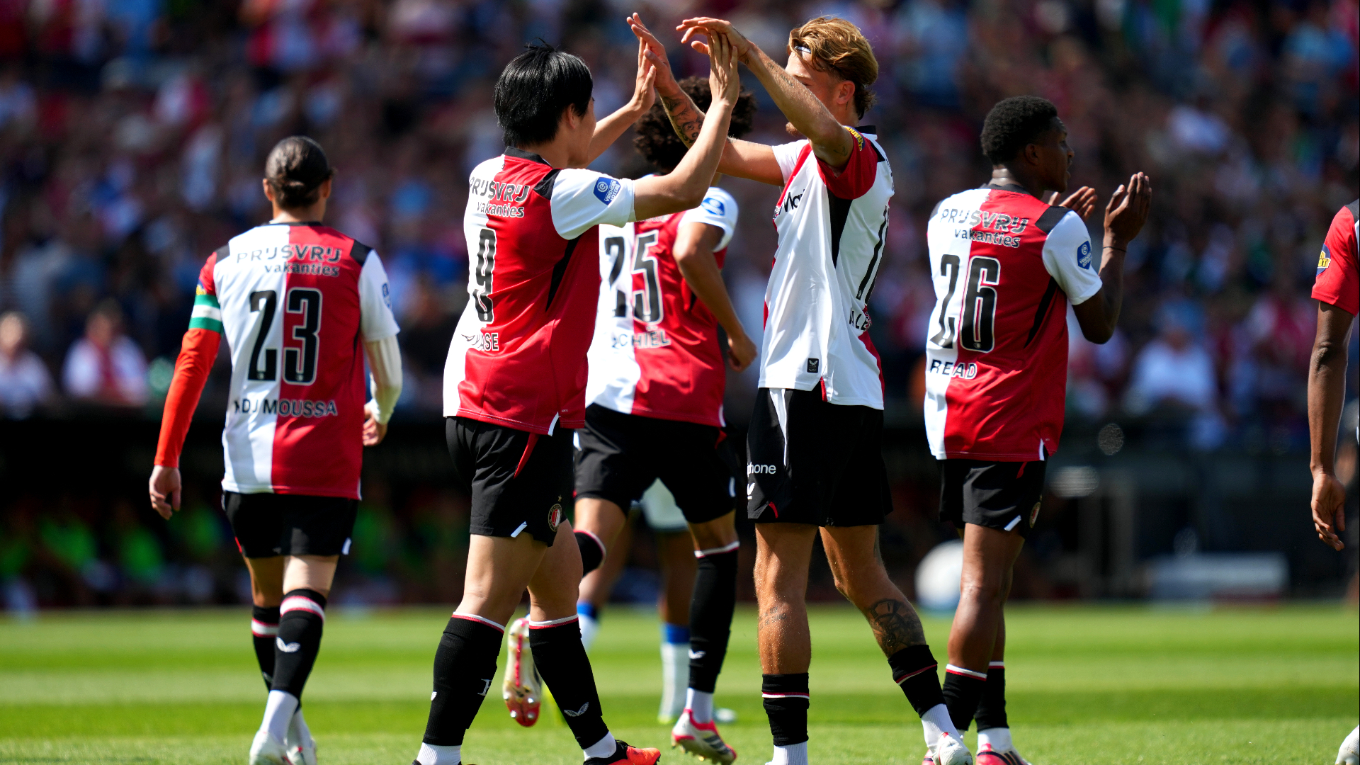 Ayase Ueda viert zijn openingsdoelpunt tegen Atalanta