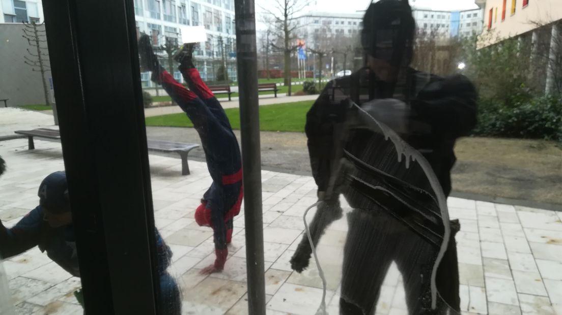 Het supertrio in actie: Spider-Man kan een kunstje.