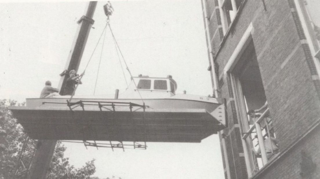 Een boot wordt het lustrumgebouw van DSC in getakeld (Lustrum 1993)