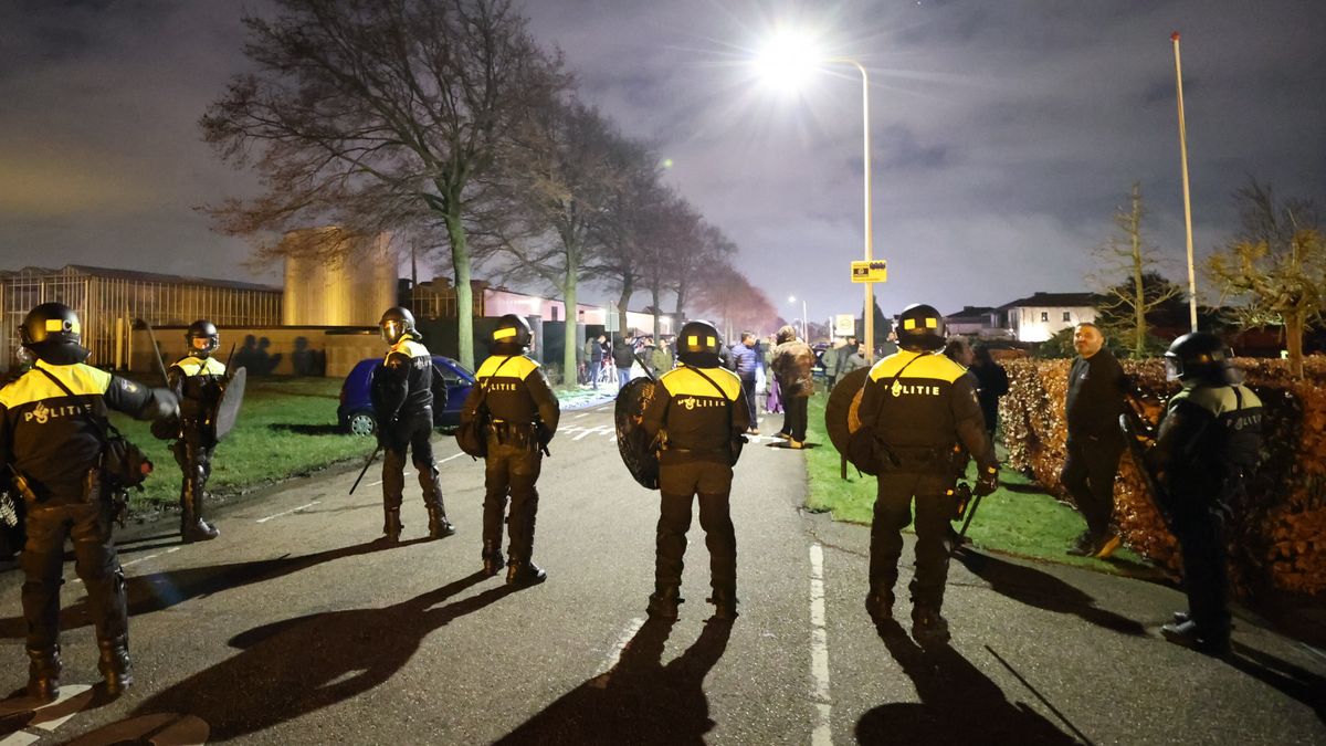 Politie komt terug op bericht Poeldijk: brandweer niet bekogeld