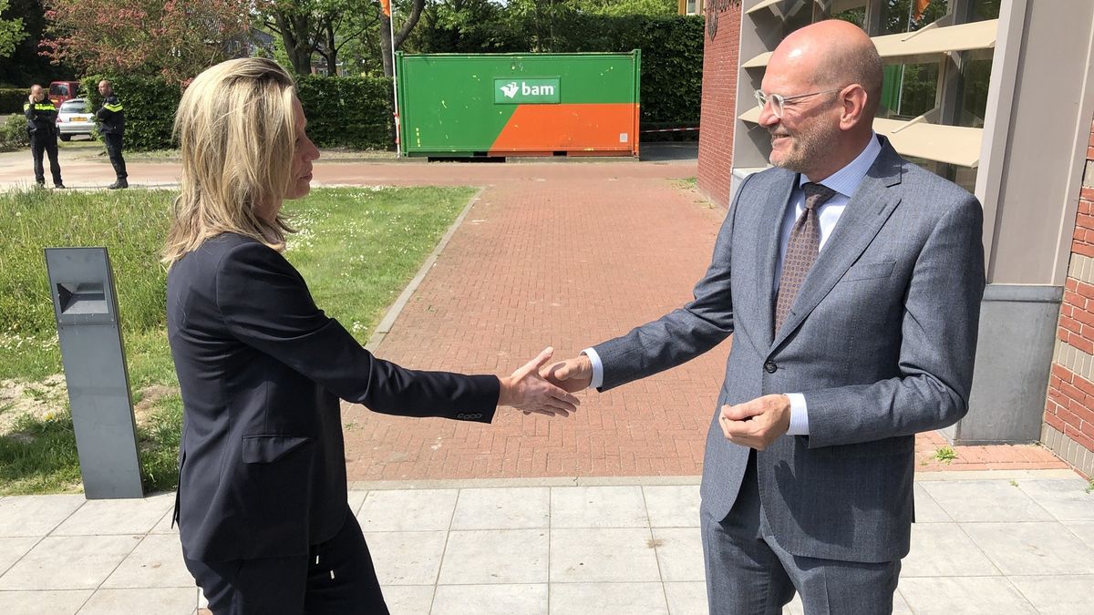 Wiebes en Ollongren aangekomen in Loppersum