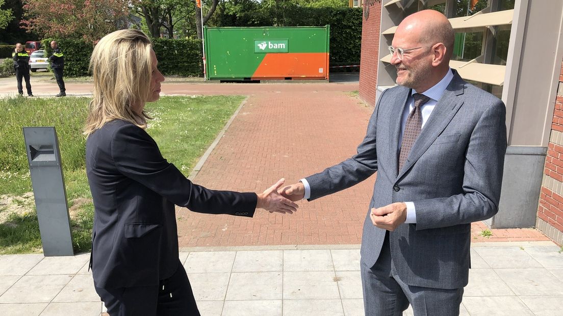 Minister Ollongren wordt begroet door burgemeester Engels