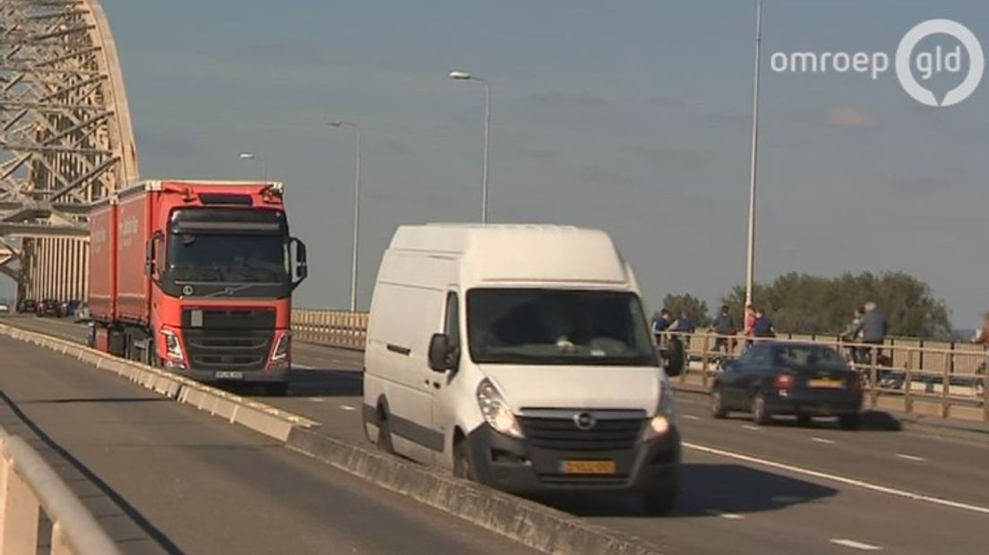 Er mogen vanaf woensdag geen zware vrachtwagens meer rijden over de Waalbrug bij Nijmegen. Het wegdek verkeert in dermate slechte staat, dat verdere belasting door zwaar vrachtverkeer tot gevaarlijke situaties kan leiden, stelt Rijkswaterstaat.