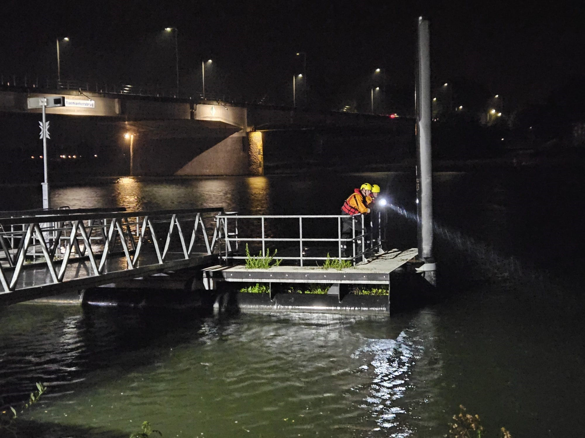 Hulpdiensten Uitgerukt Voor Persoon Te Water Roermond - L1 Nieuws