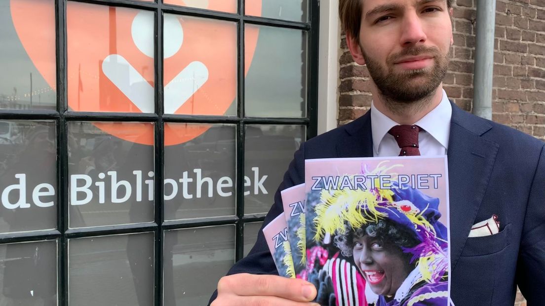 Joeri Pool legt boekje over Zwarte Piet terug in de bibliotheek