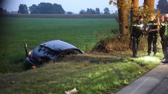 Auto in sloot • zwaar ongeluk. Auto in sloot • zwaar ongeluk.