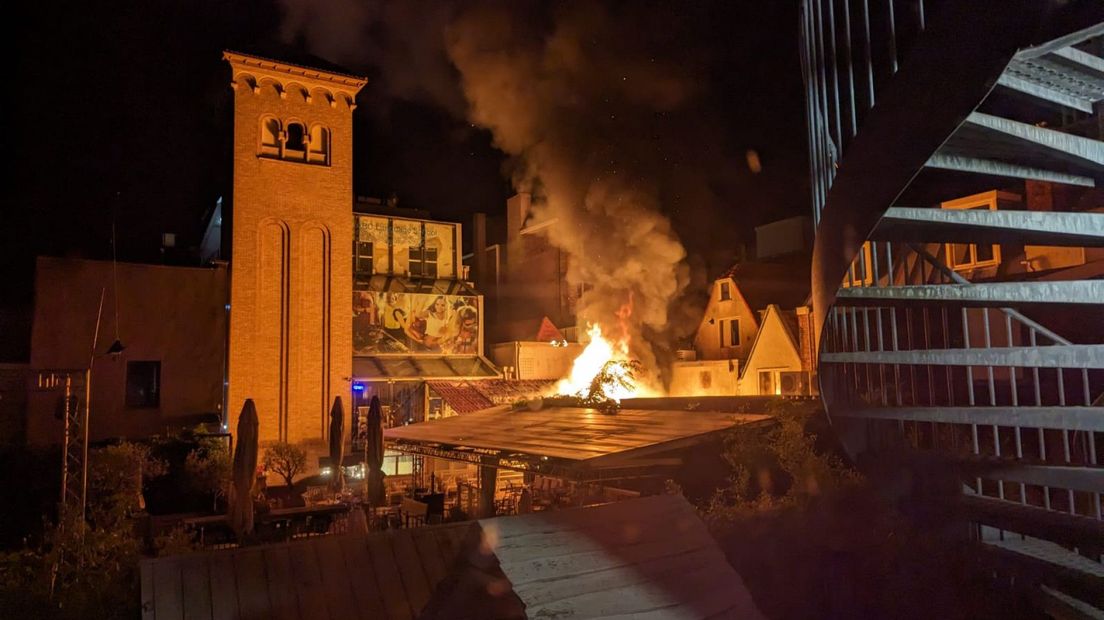 De rieten overkapping stond in brand