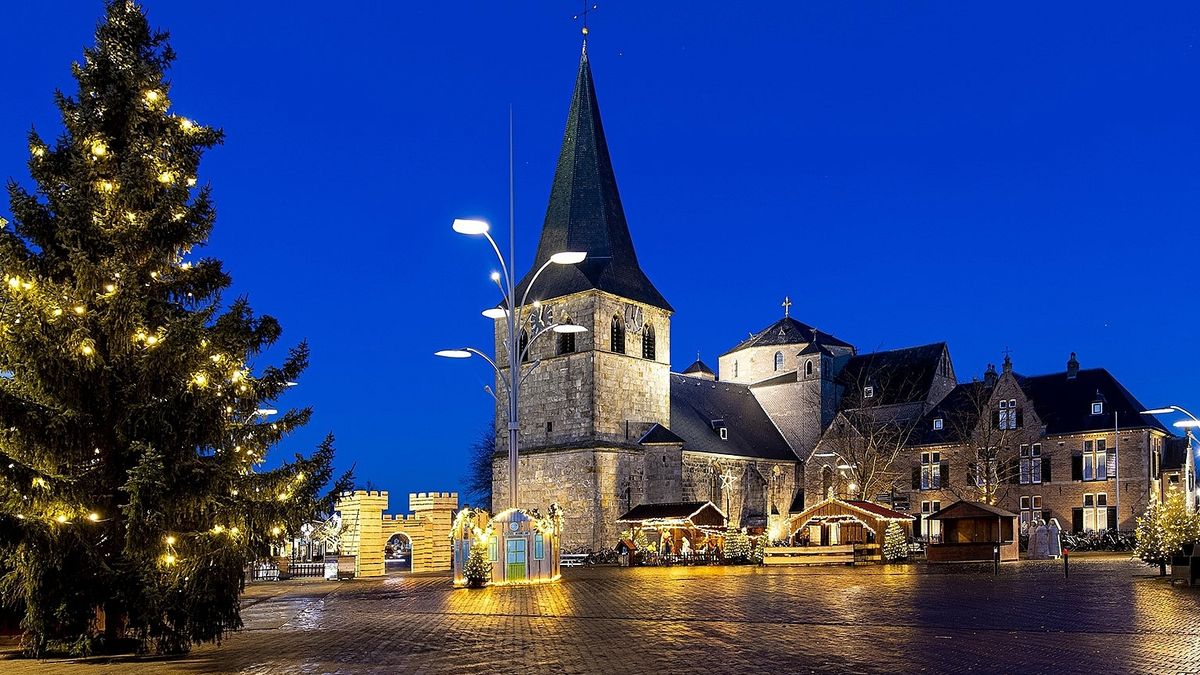 Doarpers steken Nicolaasplein in Denekamp weer in kerstsferen