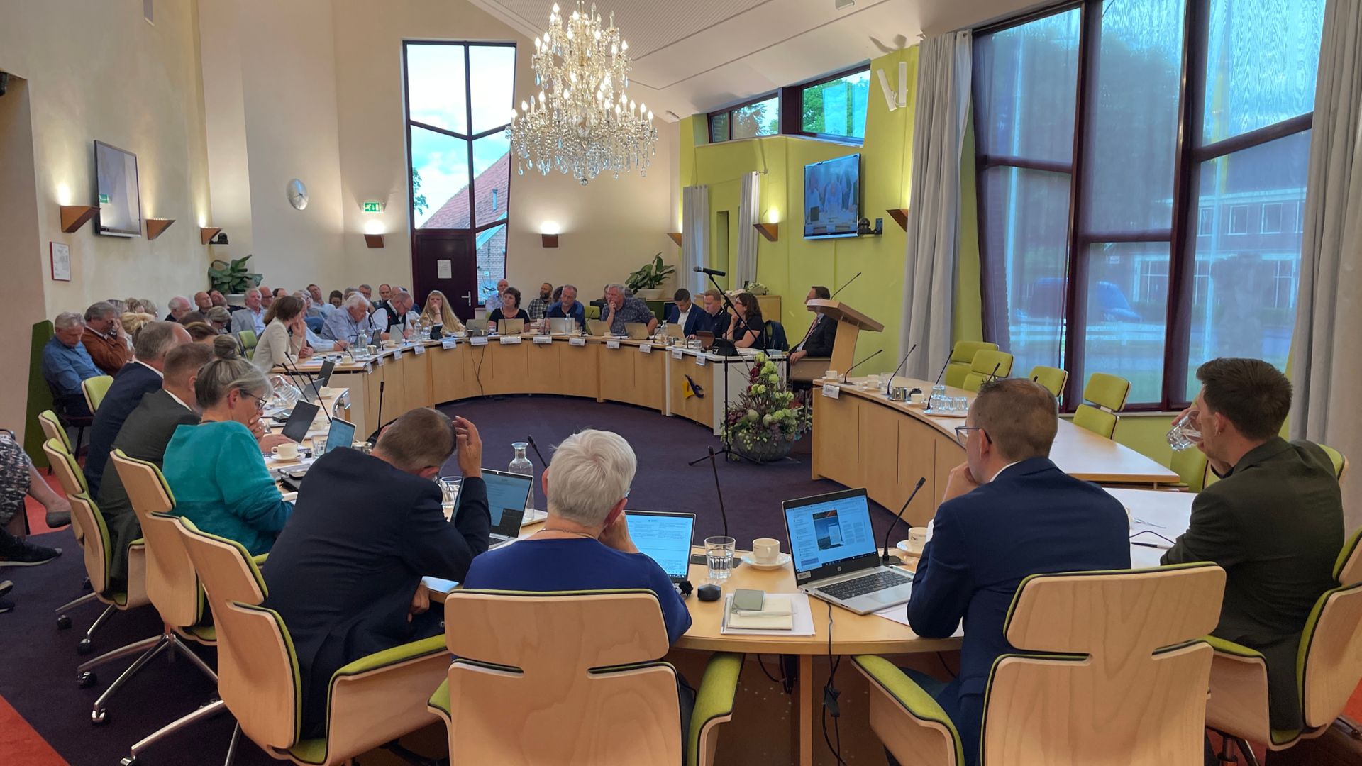 De raadszaal in Exloo was goedgevuld deze dinsdagavond