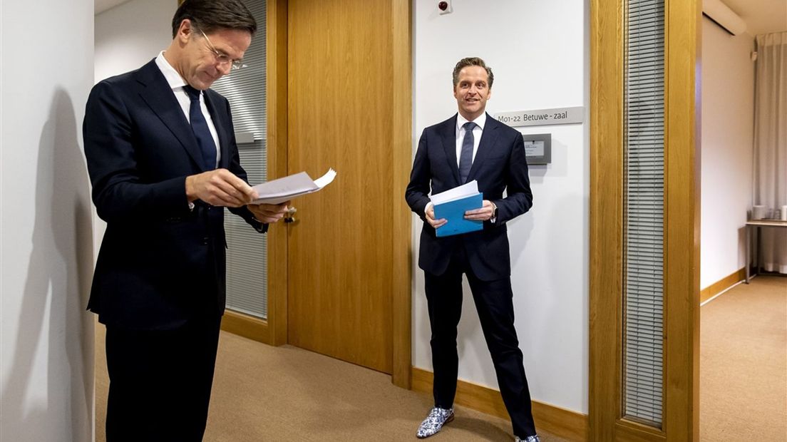 Rutte en De Jong voor aanvang van de persconferentie