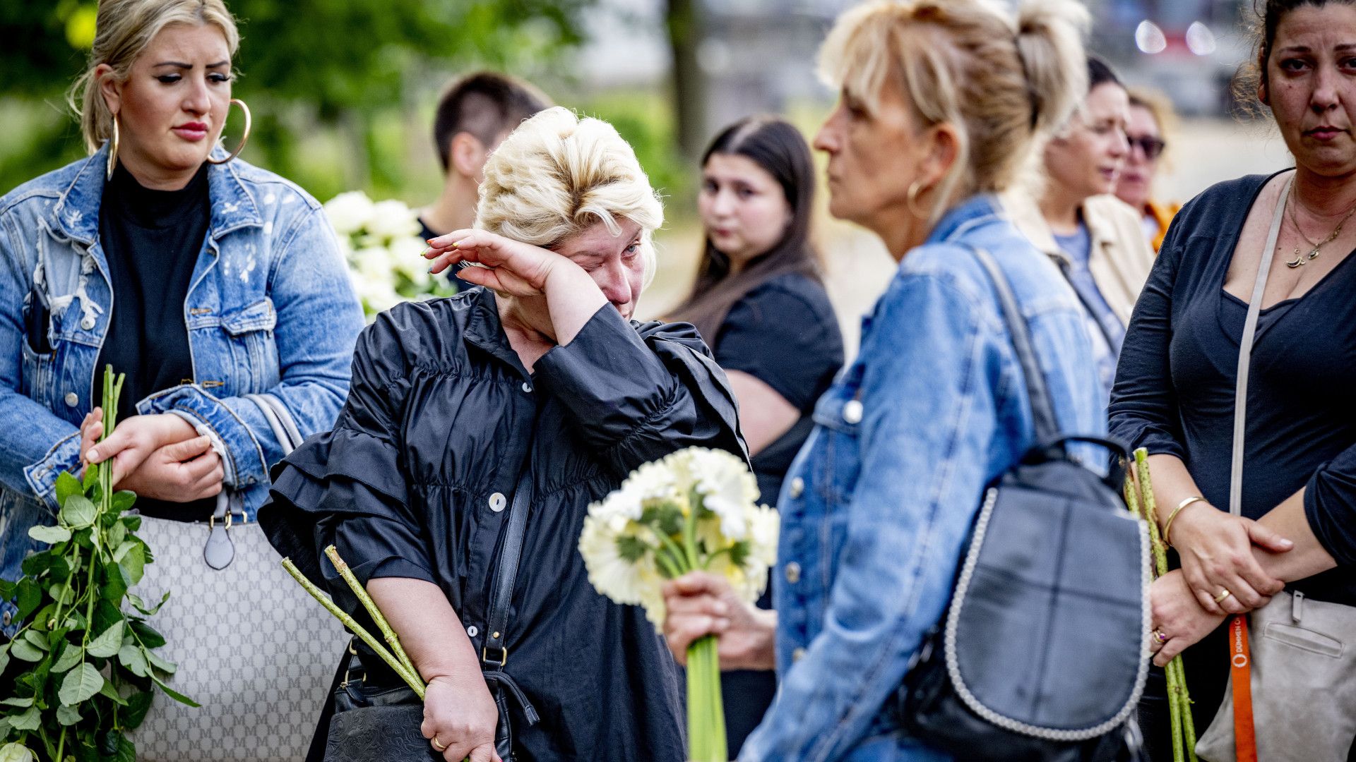 Tientallen Mensen Lopen Mee In Stille Tocht Voor Doodgestoken Antoneta ...