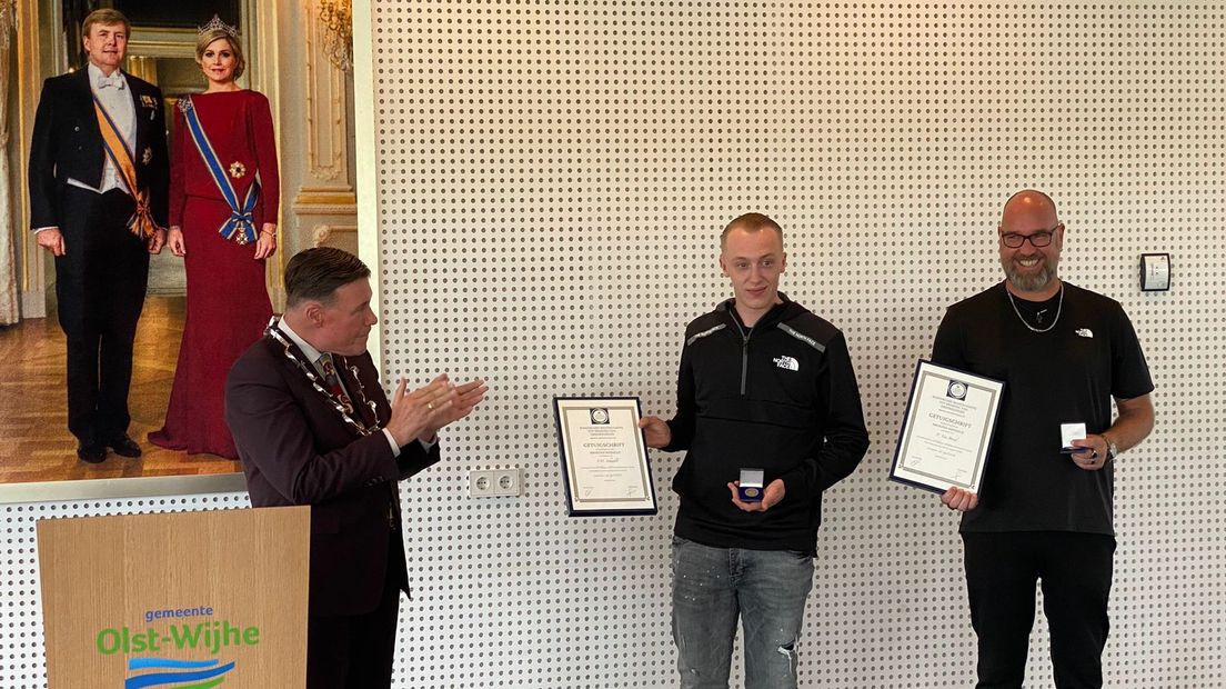 Uit handen van burgemeester Ton Strien ontvingen Schaufeli en Van Brink vanmiddag een bronzen penning