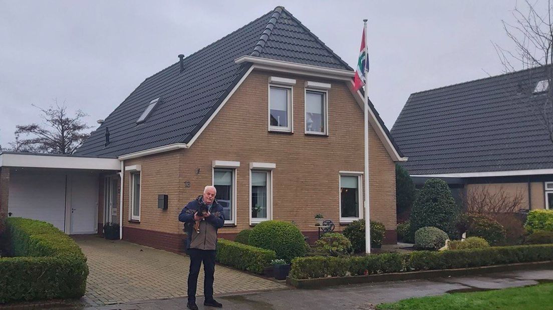 Harry de Munck met de hond voor zijn huis in Bedum