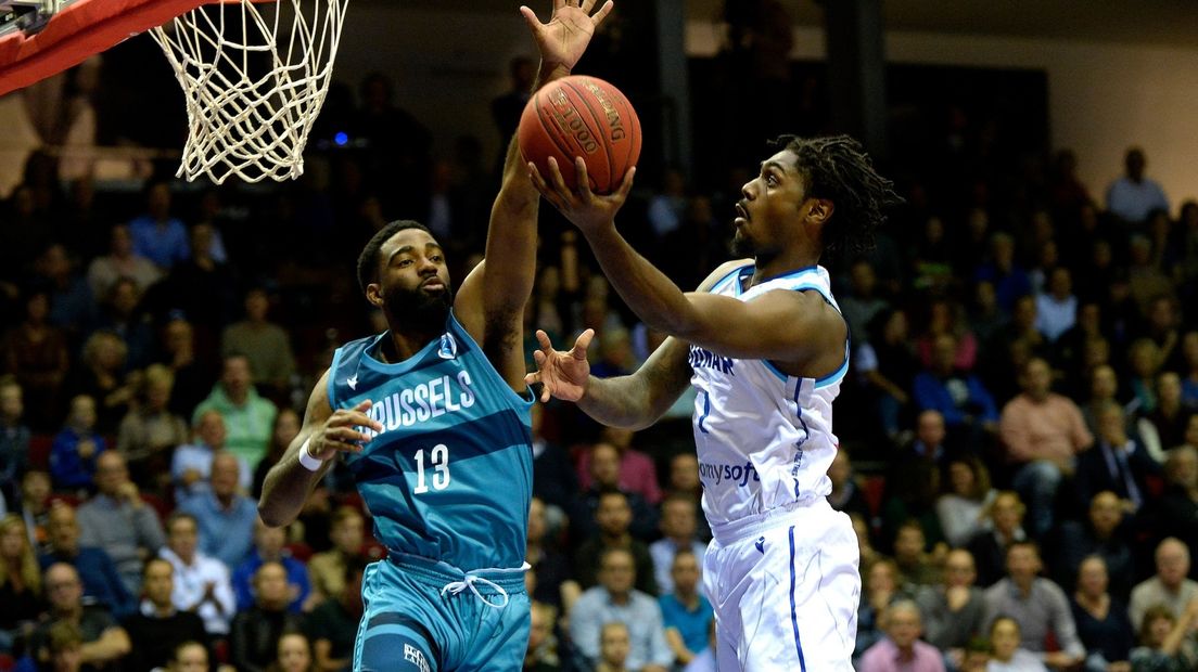 Donte Thomas (rechts) in actie namens Donar