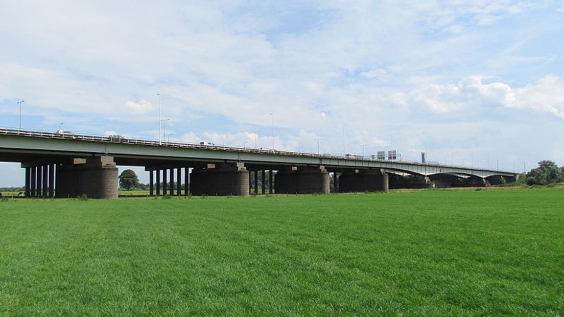 Op de IJsselbruggen bij Arnhem mag je vanaf komend jaar nog maar 90 kilometer per uur. De maximumsnelheid gaat naar beneden om de bruggen te ontzien, tot ze in 2022 worden gerenoveerd. Dat maakt Rijkswaterstaat maandag bekend.