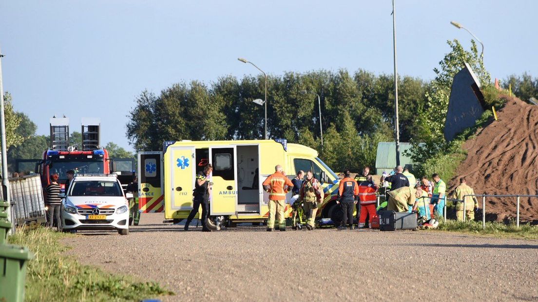 Een ambulance, een traumahelikopter en de brandweer kwamen met spoed ter plaatse (Rechten: De Vries Media)
