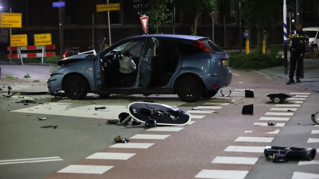 Na het ongeluk lag de weg was de auto total loss en lag de weg bezaaid met brokstukken