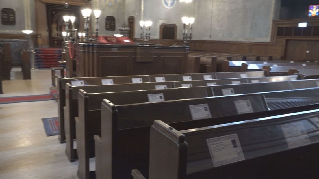 Overzicht van de synagoge met de In Memoriams
