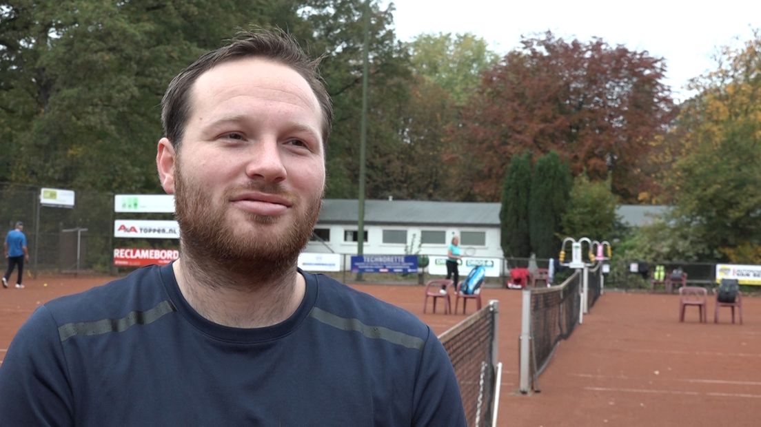Ronald Bos is eigenlijk voetballer maar nu blij dat hij kan tennissen.