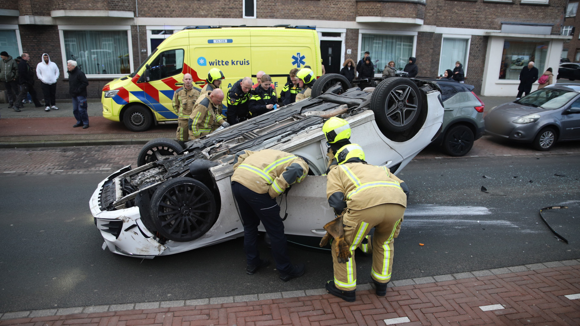 Auto slaat over de kop bij botsing, zakjes met wit poeder gevonden.