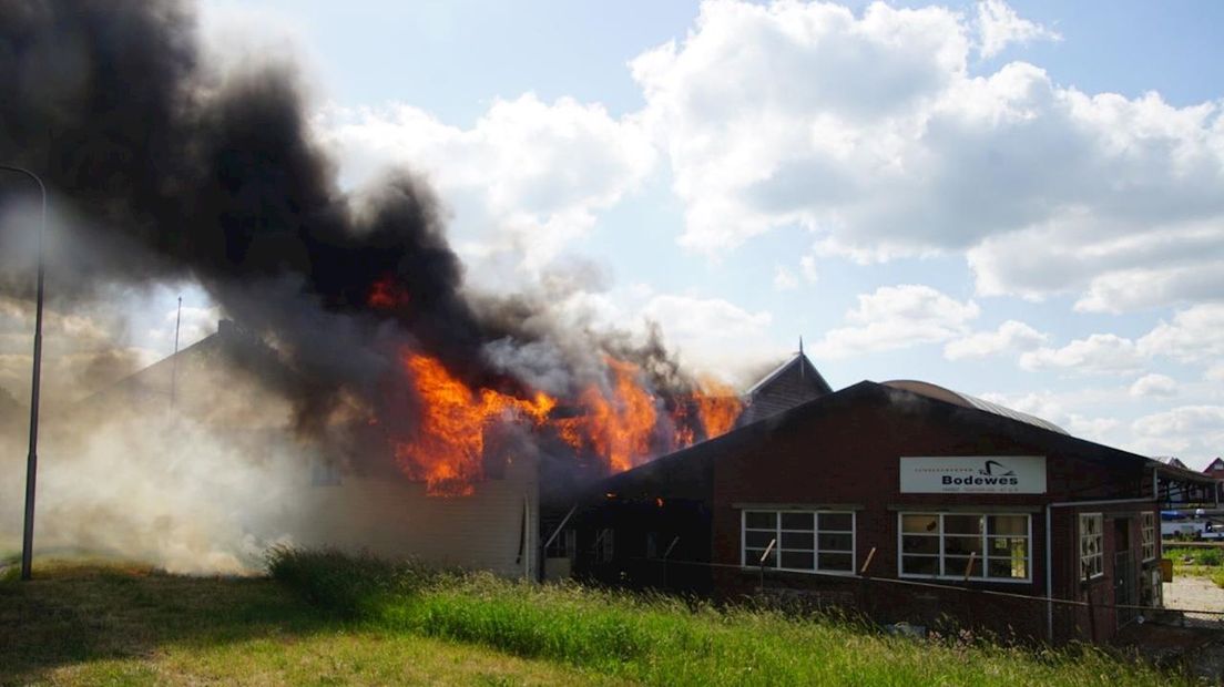 Grote brand in voormalige scheepswerf in Hasselt