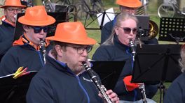 Leerlingen van OBS Jan Thiesschool in Rolde maken megavlag voor Koningsdag