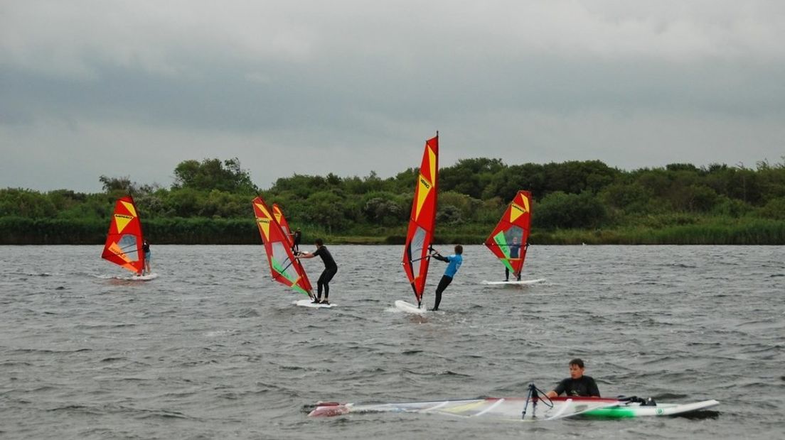 Leerlingen van de Surfschool Veerse Dam