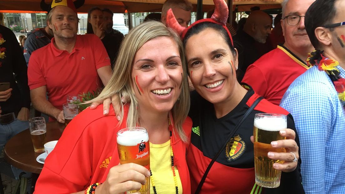 De Belgische Sofie (links) en Anneleen supporten hun Rode Duivels