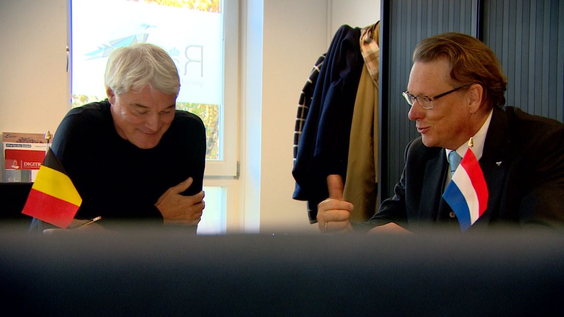 Jan de Meuter (l) en Marco Rave (r) houden samen een overleg