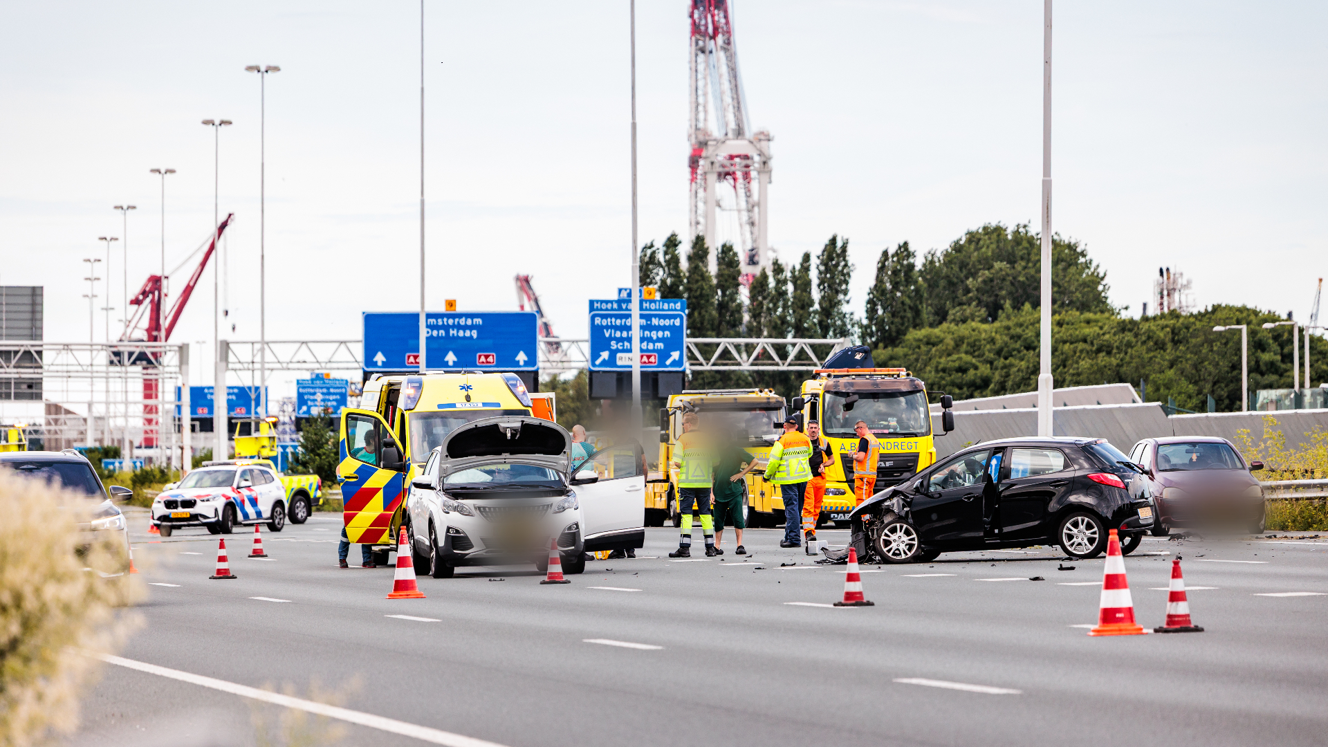 Bij het ongeval zijn minstens vijf auto's betrokken