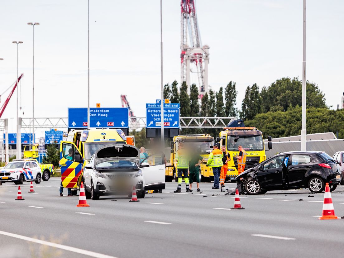 Bij het ongeval zijn minstens vijf auto's betrokken