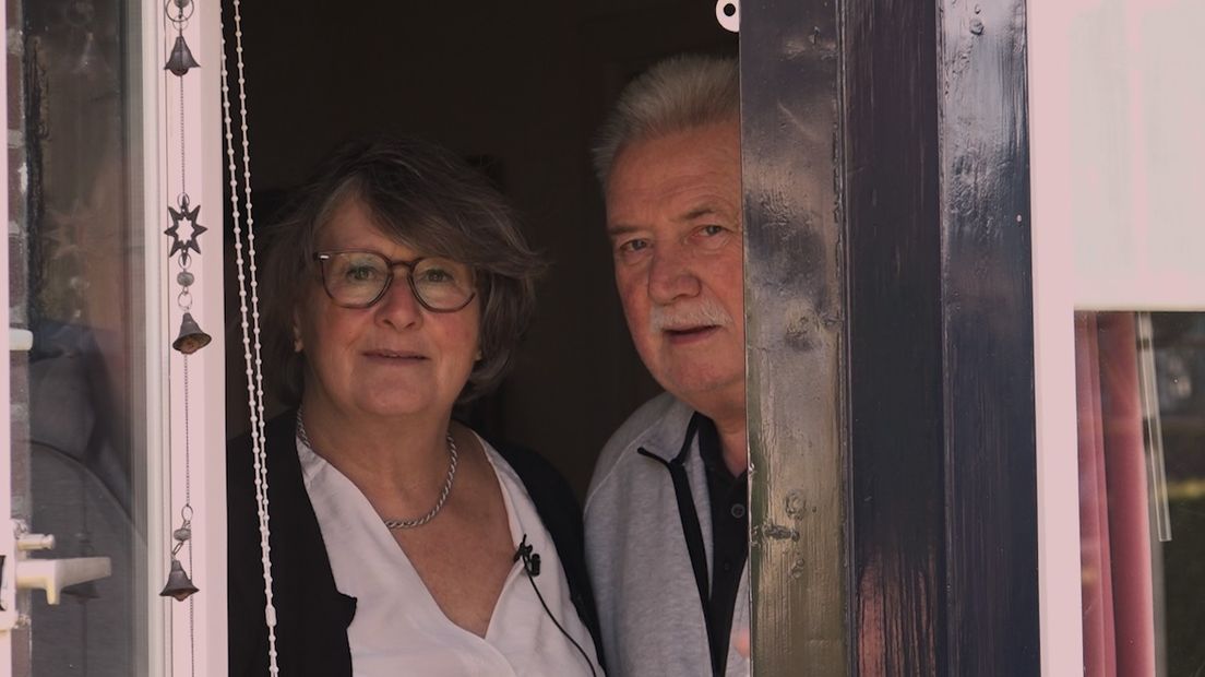Zwaaien voor het raam doen ze nog wel. Maar de voordeur gaat niet meer open. Ineke Uitman (73) en Adrian Bink (77) uit Apeldoorn zitten in zelfverkozen quarantaine. ‘We willen deze crisis gezond doorkomen.’