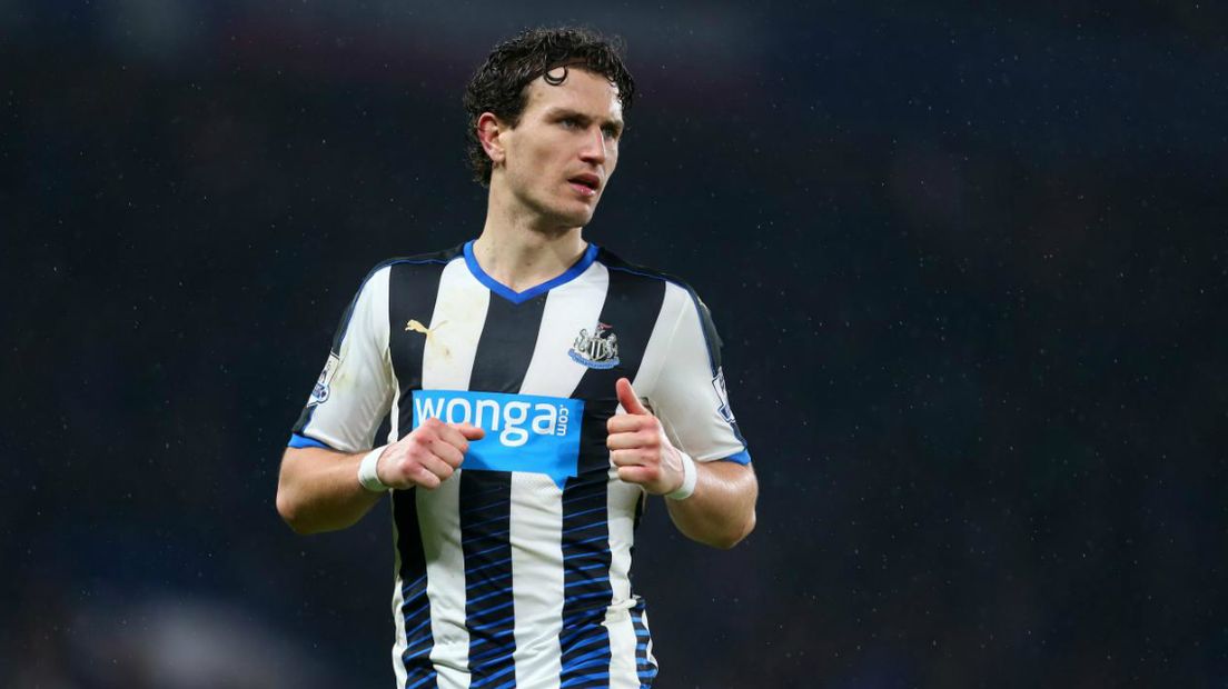 Daryl Janmaat in actie namens Newcastle United.