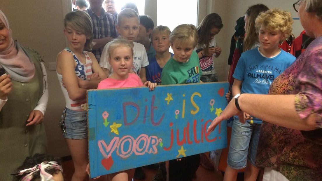 De leerlingenraad van de Emmaschool met een cheque van 2.200 euro (Rechten: RTV Drenthe/Jeroen Kelderman)