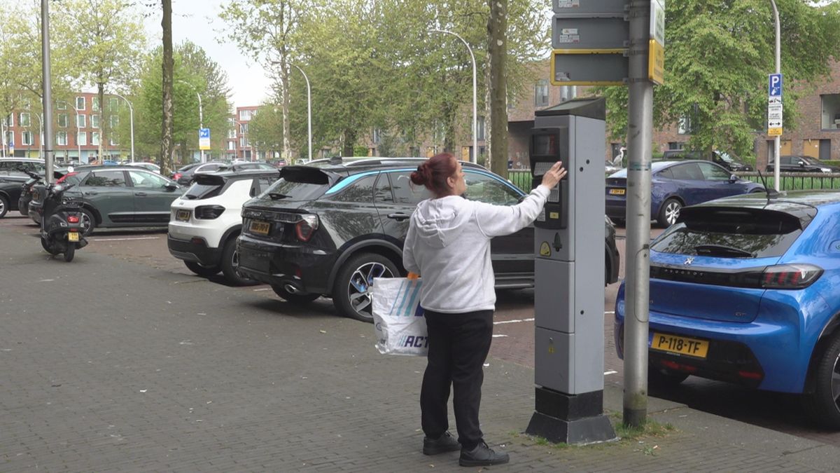 Parkeren 10 keer zo duur bij winkelcentrum: ondernemers en politiek vrezen 'doodsteek'