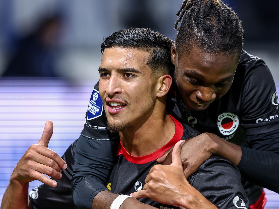 Couhaib Driouech viert zijn fraaie goal voor Excelsior tegen Heerenveen met Arthur Zagre