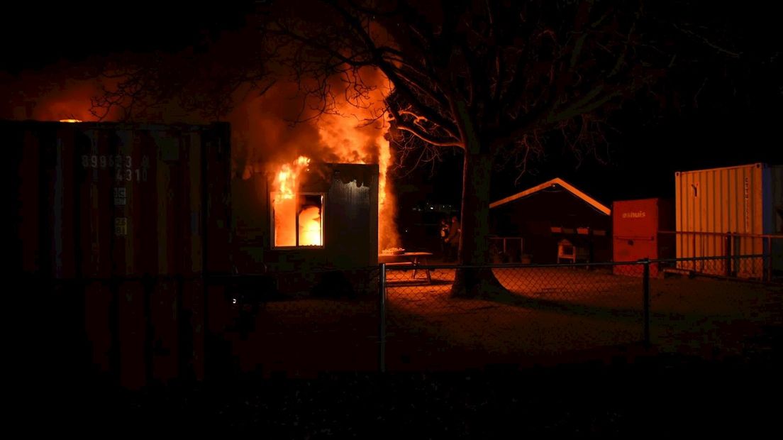 Brand in Almelo op terrein manege