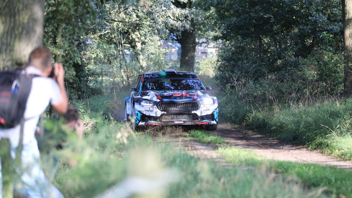 Bernhard ten Brinke profiteert van fout Jos Verstappen en gaat aan de leiding na eerste dag Hellendo