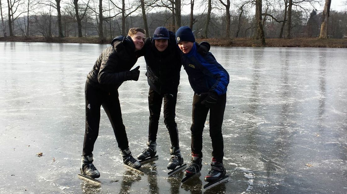 Het is de eerste dag van de meteorologische lente, maar het kan zomaar de koudste dag van de afgelopen maanden worden. Voor veel mensen reden om vandaag de schaatsen onder te binden. Vanavond doen de wedstrijdrijders dat, tijdens de marathon in Arnhem. In dit speciale ijsblog houden we je de hele dag op de hoogte.